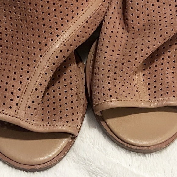 Kelsi Dagger Mason Tan Perforated Block Heel Open Toe Sandal Buckle Size 8.5 - Picture 7 of 7
